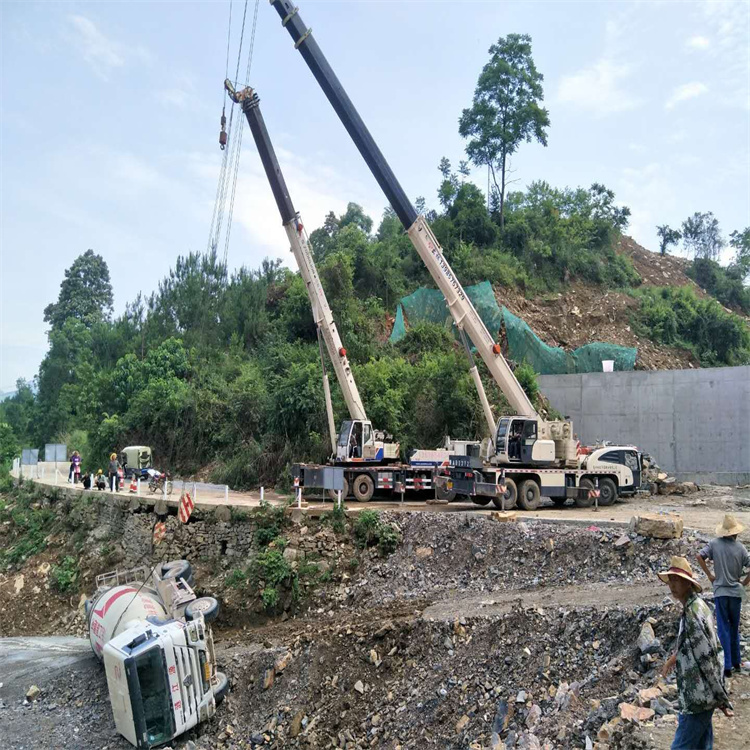 利川汽车掉沟里叫吊车救援要多少钱